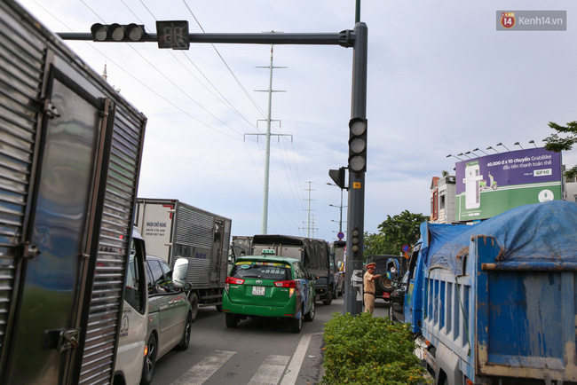 Kẹt xe kéo dài hơn 2km trên đại lộ Phạm Văn Đồng sau cơn mưa lớn ở Sài Gòn - Ảnh 4.