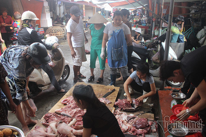 Bán thịt lợn giá rẻ bị hắt dầu luyn: Chen chân ủng hộ chị Xuyến - Ảnh 4.