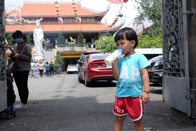 Người người đi lễ trong mùa Phật Đản, riêng em theo mẹ bán hàng rong trước cổng chùa - Ảnh 3.