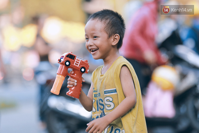 Phía sau câu chuyện Cậu bé xếp giày: Cách mà người làm từ thiện đã cùng chị Linh, bé Đạt vượt qua giai đoạn được săn đón! - Ảnh 3.