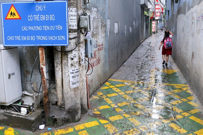 Cận cảnh làn đường ưu tiên BRT trong ngõ đầu tiên ở Hà Nội - Ảnh 3.