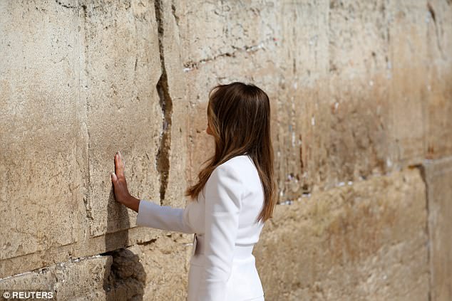 Vì sao vợ ông Trump không cho chồng nắm tay khi thăm Jerusalem? - Ảnh 3.