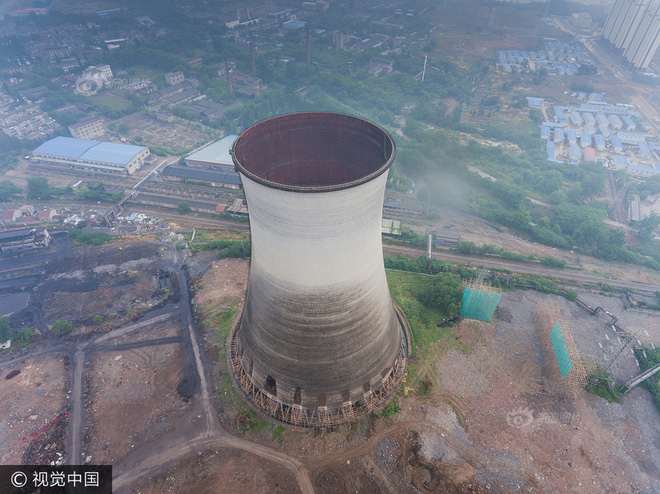 Trung Quốc phá dỡ nhà máy nhiệt điện, cả ngọn tháp cao bằng tòa nhà 60 tầng đổ sập trong vài giây ngắn ngủi - Ảnh 4.