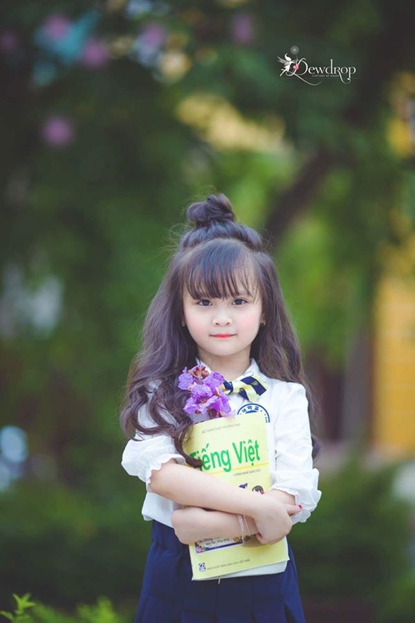 Sau 1 năm gây sốt vì xinh như hoa hậu, bé gái Tuyên Quang giờ đây đã khác rất nhiều - Ảnh 1.