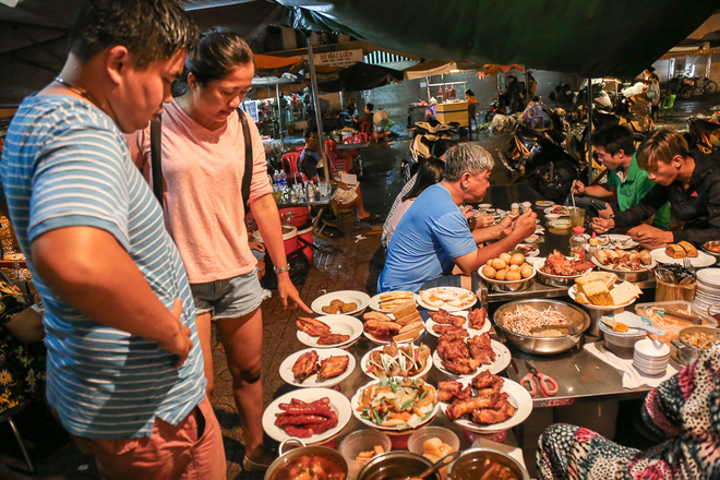 Gần 100.000 đồng/đĩa nhưng cơm tấm bà Bảy “lưỡi lam” 30 năm vẫn hút khách Sài Gòn mỗi đêm - Ảnh 3.