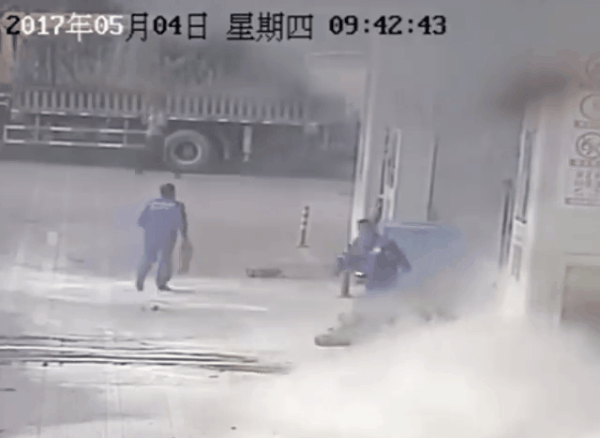 Trung Quốc: Người đàn ông châm lửa đốt xe máy giữa trạm xăng rồi nhảy vào biển lửa tự sát - Ảnh 4.