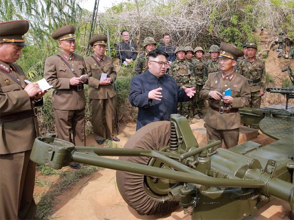 Vì sao ai vây quanh Kim Jong Un cũng cầm sổ tay? - Ảnh 3.