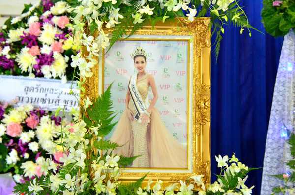 Đám tang Hoa hậu 19 tuổi Thái Lan: Cuối cùng bố mẹ đẻ cô cũng đến - Ảnh 1.