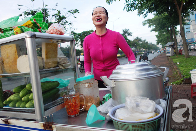 Chị bán bánh ướt lề đường dễ thương nhất Sài Gòn: Buồn hay vui cũng hết một ngày, thôi chọn vui cho sướng - Ảnh 2.