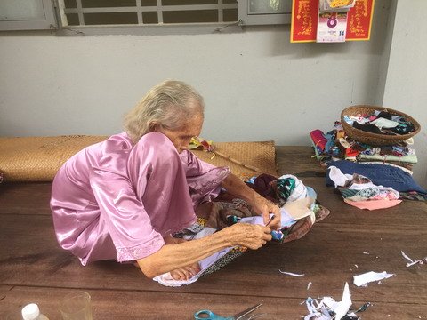 Cụ bà ngoài 90 tuổi vẫn ngồi máy khâu, miệt mài may chăn tặng người nghèo - Ảnh 3.