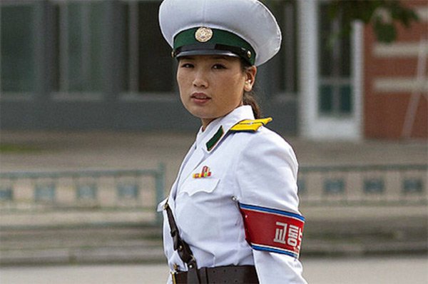 Tiêu chuẩn lạ tuyển nữ cảnh sát giao thông Triều Tiên - Ảnh 2.