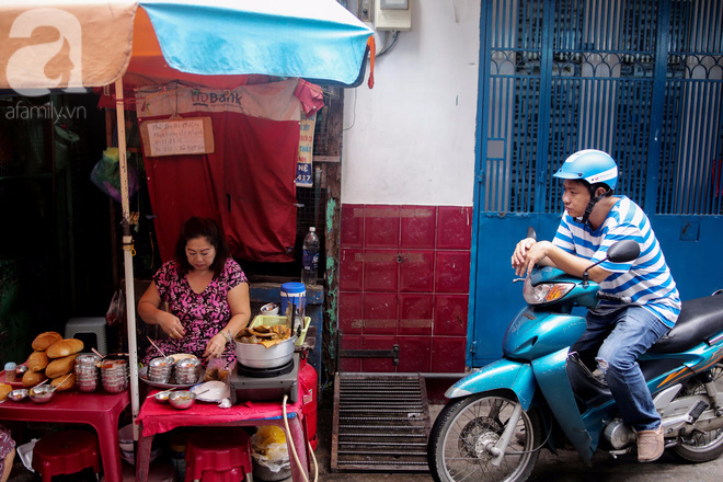  Chuyện cô Ba Sài Gòn có nụ cười giòn tan: Bán phá lấu 28 năm, nuôi 7 miệng ăn và mua nhà 3 tỷ - Ảnh 3.
