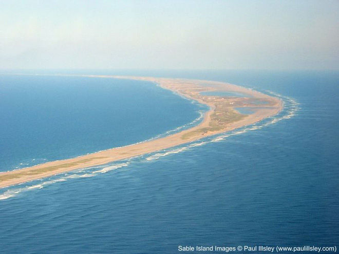 Hòn đảo huyền bí này được mệnh danh là “nghĩa địa của Đại Tây Dương” - Ảnh 2.
