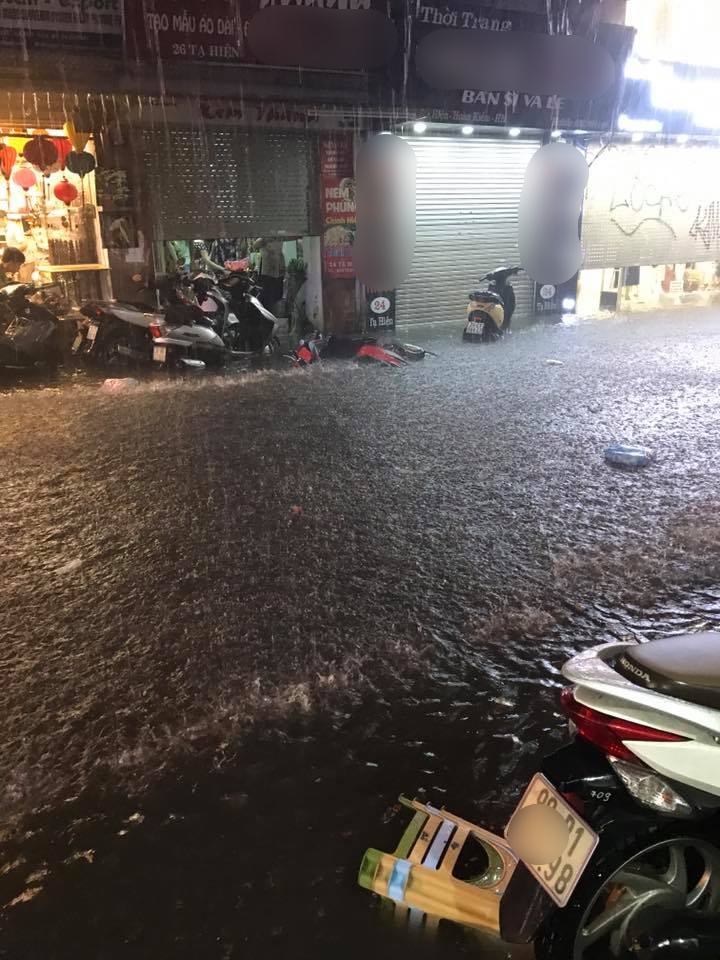 Trong tối Hà Nội mưa lớn, hành động của xe ô tô khiến bao người khốn đốn - Ảnh 3.