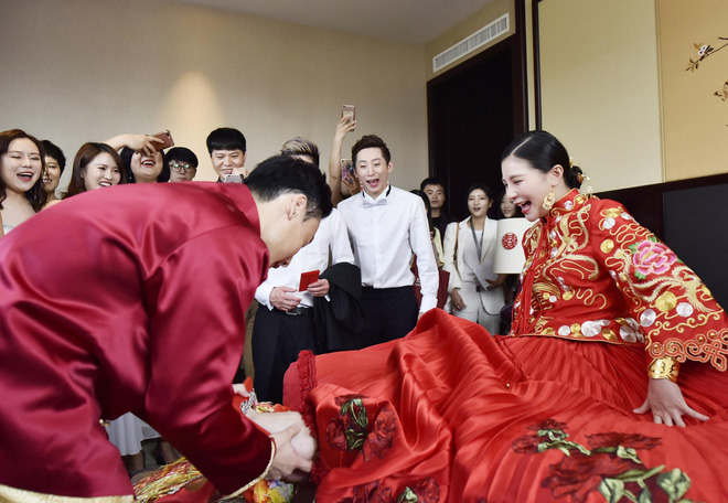 Trong ngày cưới của VĐV nhảy cầu xinh đẹp Trung Quốc, chú rể bị bắt bịt mắt tô son - Ảnh 3.