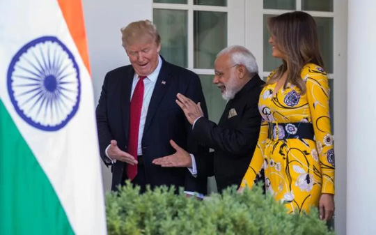 Gặp Thủ tướng Ấn Độ, TT Donald Trump hào phóng những cái ôm - Ảnh 2.