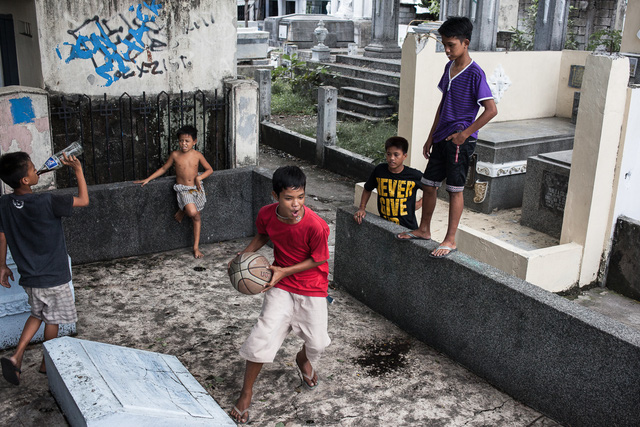 Cuộc sống khó khăn tại nơi có nhiều người đã khuất hơn người đang sống ở Philippines - Ảnh 3.
