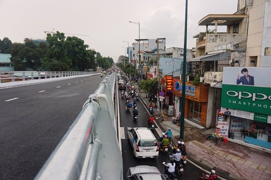 Thông xe cầu vượt, giao thông cửa ngõ Tân Sơn Nhất vẫn rối loạn - Ảnh 3.