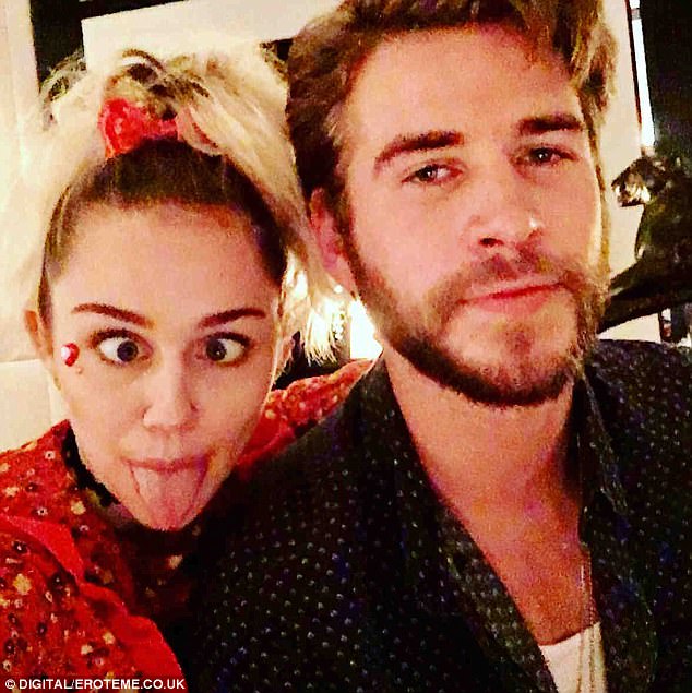 Miley Cyrus bị gọi là hư hỏng, nhưng giờ cô ấy vẫn ở bên người mình từng hôn 8 năm trước! - Ảnh 2.