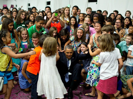 Ông Obama gây sốt với ảnh bế em bé Alaska - Ảnh 2.