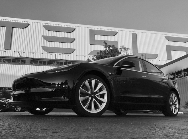 Elon Musk tiết lộ những hình ảnh của chiếc xe điện Tesla Model 3 đầu tiên rời dây chuyền sản xuất - Ảnh 2.