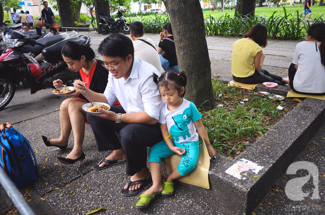  Xe gỏi khô bò đặc biệt nhất Sài Gòn: 50 năm không có quán hàng, khách ngồi la liệt dưới gốc cây - Ảnh 3.