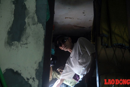 Cụ ông sống trong căn nhà siêu nhỏ ở Hà Nội: Ngủ phải nằm nghiêng, ăn uống ở “khách sạn” - Ảnh 3.