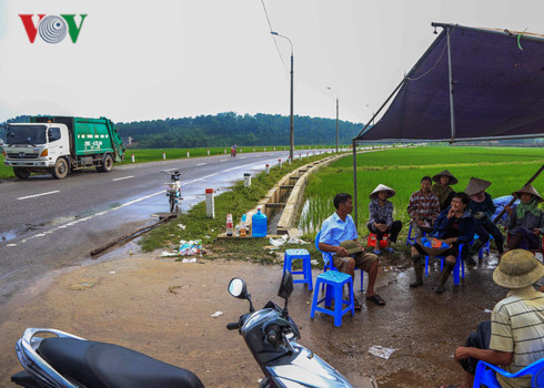 Người dân dỡ lều chặn, đường vào bãi rác Nam Sơn được “thông xe“ - Ảnh 2.