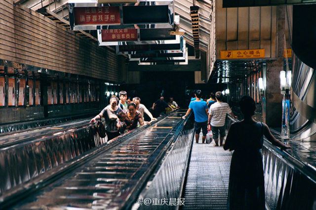 Mất tới 3 phút đi thang máy để ra khỏi tuyến tàu điện ngầm sâu nhất tại Trung Quốc - Ảnh 2.