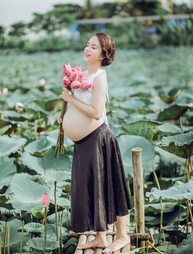 Vác bụng bầu 8 tháng đi chụp ảnh với hoa sen, cô giáo trẻ được khen tấm tắc vì quá xinh - Ảnh 3.