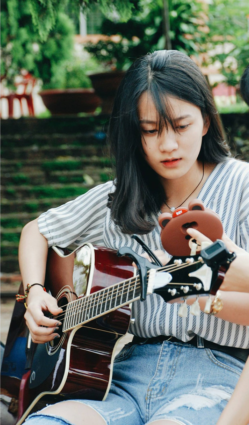 10X Tây Nguyên đốn tim dân mạng bằng loạt clip tự đệm guitar khoe giọng hát ngọt lịm - Ảnh 4.