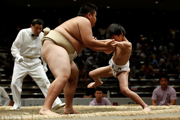 Xem trẻ em Nhật đấu võ sumo rèn tính can đảm - Ảnh 3.