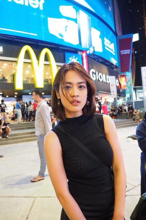 Nữ phóng viên Thái Lan đẹp hút mắt ở SEA Games 29 - Ảnh 3.