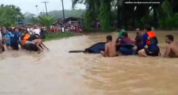 Hơn 50 người chung tay kéo chiếc ô tô đưa thi thể người phụ nữ gặp nạn ra khỏi vùng ngập lụt nặng - Ảnh 4.