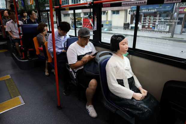 Câu chuyện buồn phía sau bức tượng người phụ nữ trên những chuyến xe buýt ở Hàn Quốc - Ảnh 3.