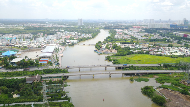 Cung đường 2km ở Nam Sài Gòn oằn mình cõng trên 40 cao ốc căn hộ cao cấp - Ảnh 3.