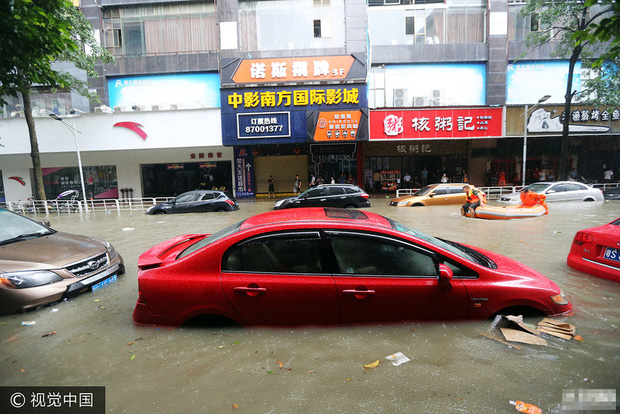 Chùm ảnh: Người dân Trung Quốc hoảng loạn chống chọi với siêu bão mạnh nhất trong năm - Ảnh 3.