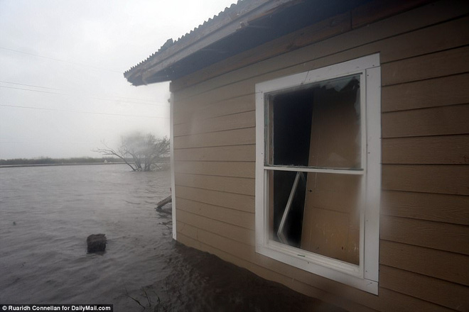 Những hình ảnh khủng khiếp khi siêu bão Harvey đổ bộ bang Texas, Mỹ: Nhà cửa tan hoang, đã có người chết - Ảnh 5.