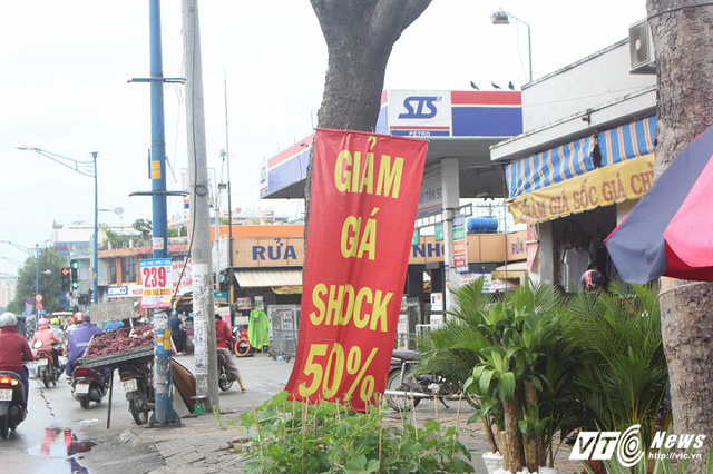  Chưa bán hết hàng, chủ 50 ki-ốt giáp Tân Sơn Nhất xin qua Tết di dời  - Ảnh 3.