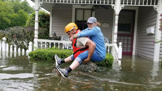 Mỹ: Bức ảnh gây sốc trong bão Harvey - Ảnh 2.