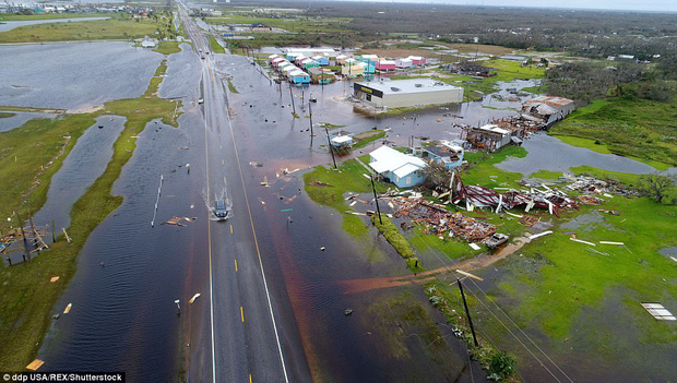Trận lụt thảm khốc trong lịch sử: Người dân Texas điêu đứng nhìn biển nước mênh mông sau siêu bão Harvey - Ảnh 3.