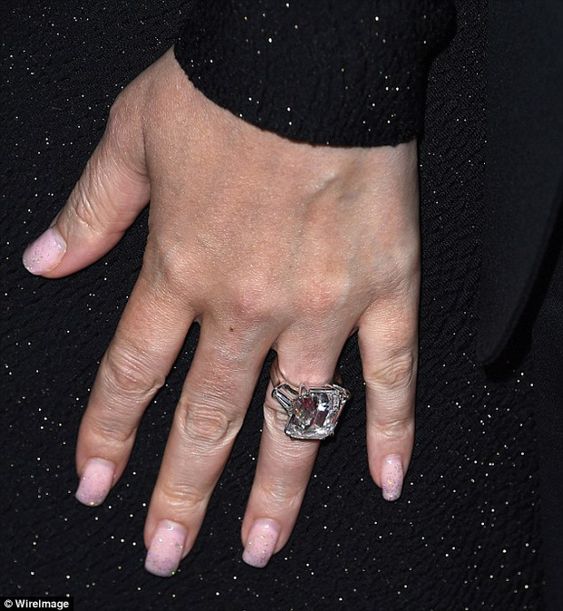 Nhẫn đính hôn của Mariah Carey có giá trị ngang với cả bồn tắm kim cương của Taylor Swift! - Ảnh 3.