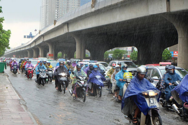 Người dân từ các tỉnh đổ về Thủ đô chật vật di chuyển trong mưa lớn sau kì nghỉ lễ kéo dài - Ảnh 3.