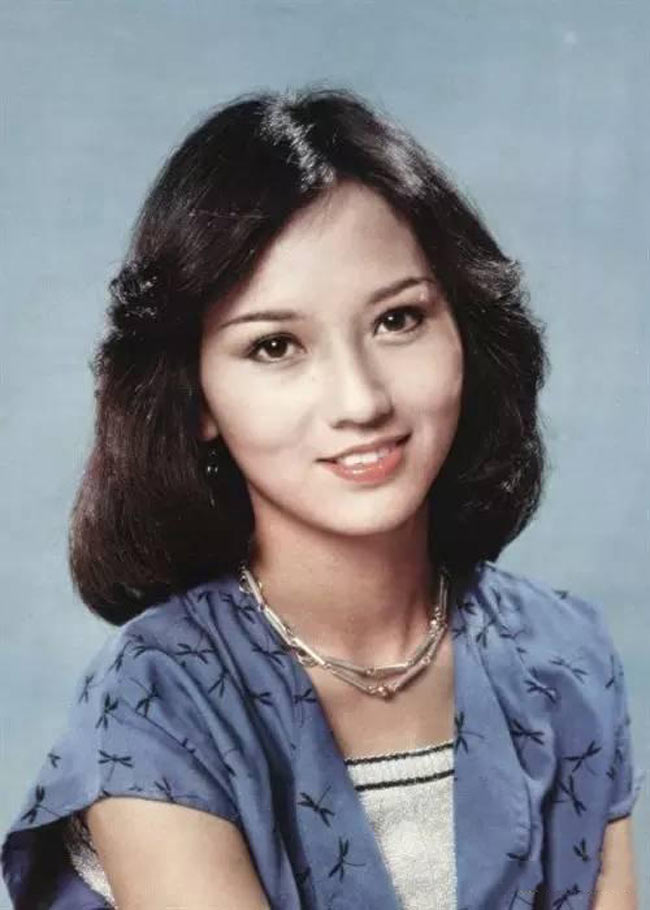 Nhìn Tân Hoa hậu răng hô ngậm ngùi tiếc nhan sắc Hoa hậu Hồng Kông thuở trước  - Ảnh 3.