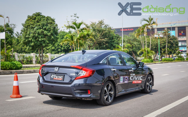 Thực hư chuyện Honda Civic 2017 giảm giá sập sàn - Ảnh 2.