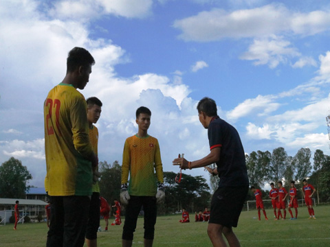 Văn Hậu chấn thương nhẹ, U18 Việt Nam luyện sút penalty - Ảnh 2.