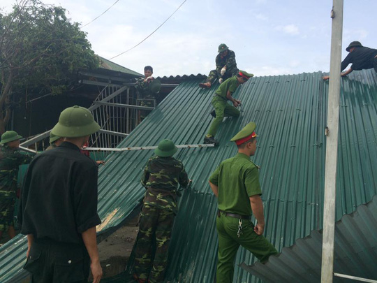 Quân khu 4 điều 400 chiến sĩ tới Hà Tĩnh giúp dân sau bão - Ảnh 3.