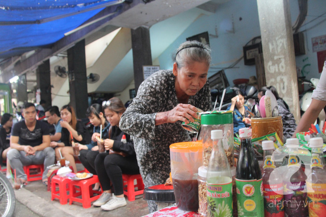 Chuyện kể từ đôi bàn tay kỳ dị của dì Tám bán cacao bánh mì, mấy mươi năm làm người Sài Gòn thương nhớ - Ảnh 3.