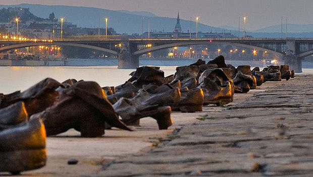Nhìn thấy hơn 60 đôi giày bên dòng sông Danube ở Hungary, nhiều người bật khóc khi biết câu chuyện ám ảnh phía sau - Ảnh 3.