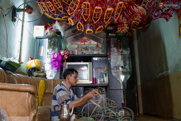 Chùm ảnh: Xóm lồng đèn giấy kính truyền thống ở Sài Gòn tất bật mùa Trung thu - Ảnh 3.